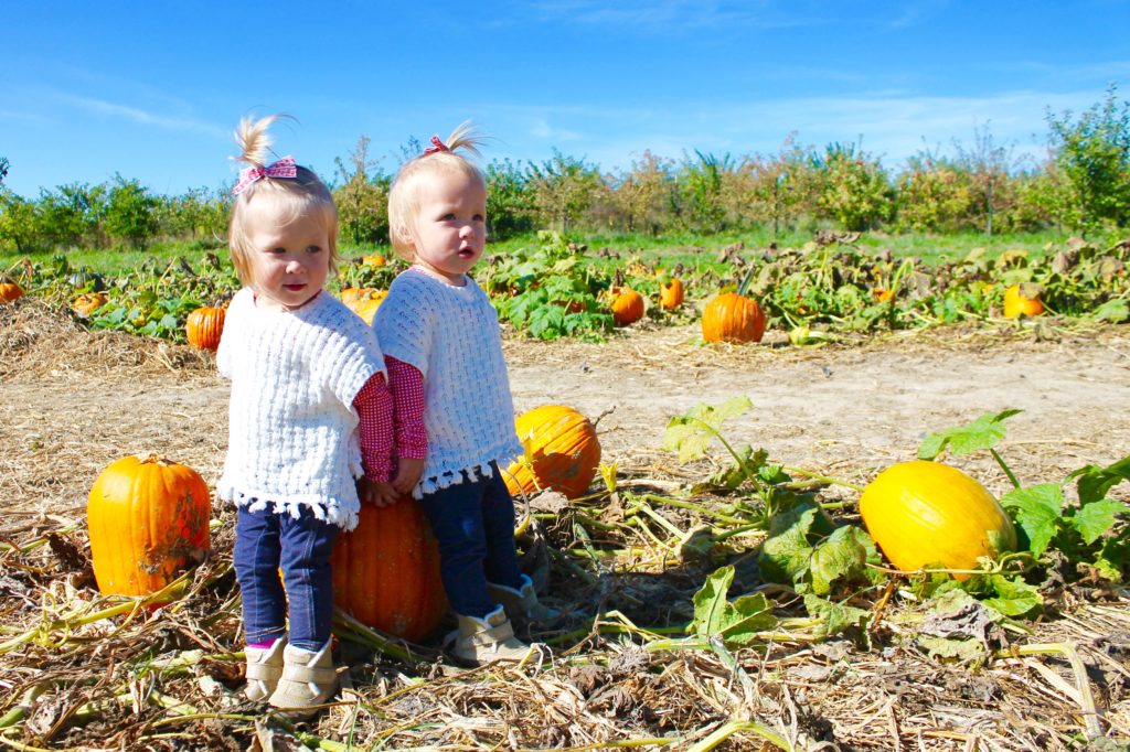 twin-girls-pumpkin-patch
